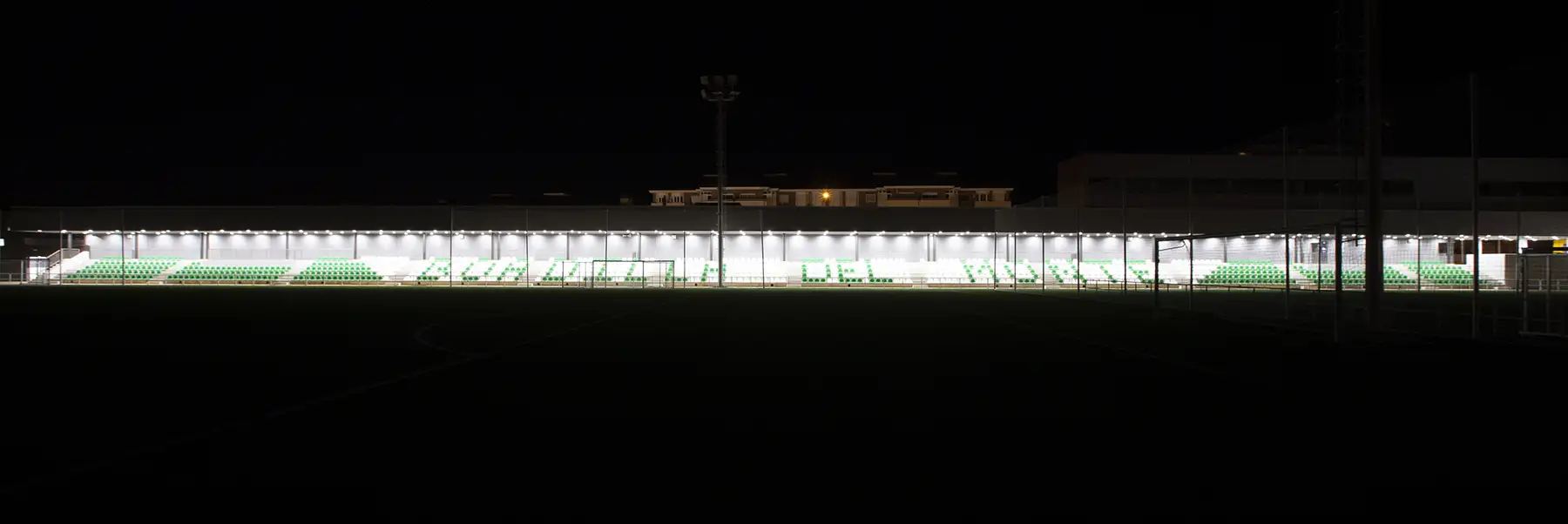 Gradas campo de fútbol Boadilla del Monte de noche
