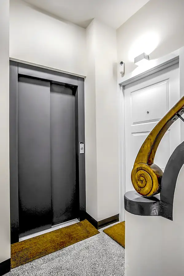 entrada edificio, ascensor y puerta de piso