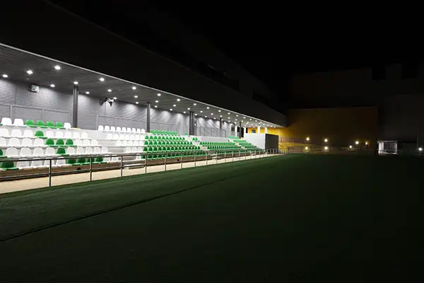 gradas campo de futbol de noche iluminadas